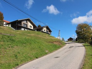 En landsväg med hus som ligger på en sluttning.