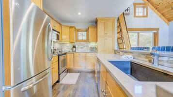 House (3 Bedrooms) | Exterior