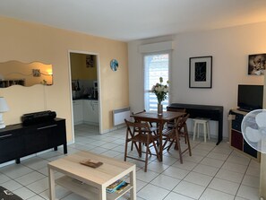 Interior - Central Biscarrosse Apt for 4 - Balcony, Parking, Near Restaurants & Market (Biscarrosse)