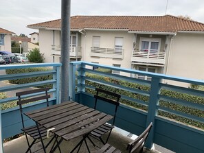 Outdoor dining - Central Biscarrosse Apt for 4 - Balcony, Parking, Near Restaurants & Market (Biscarrosse)