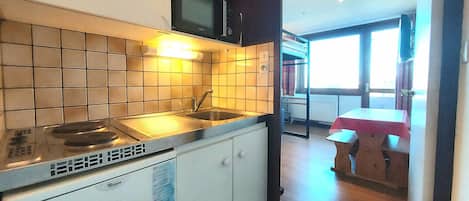 Refrigerador, microondas, parrilla de estufa y cafetera y tetera