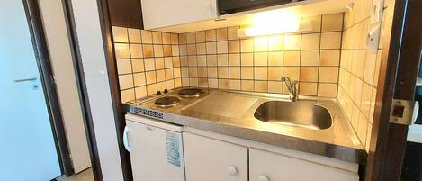 Réfrigérateur, micro-ondes, plaque de cuisson, cafetiÚre/bouilloire