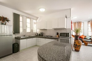 Fridge, microwave, stovetop, coffee/tea maker