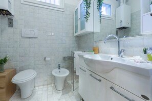 Douche, sèche-cheveux, bidet, serviettes fournies