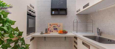 Een koelkast, een oven, een kookplaat, een koffiezetapparaat/waterkoker