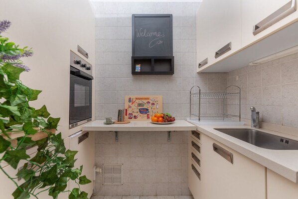 Réfrigérateur, four, plaque de cuisson, cafetière/bouilloire