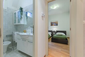 Shower, hair dryer, bidet, towels