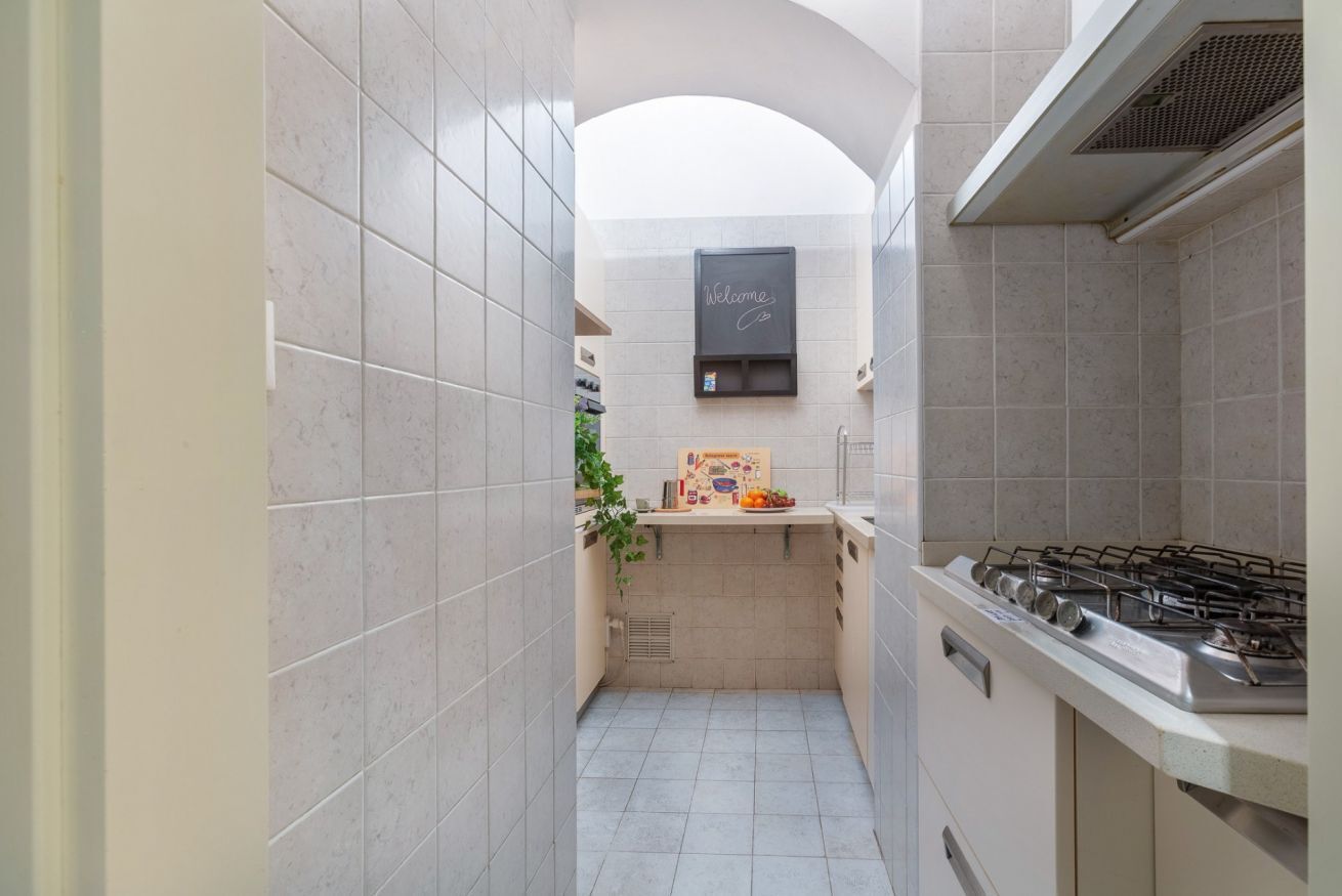 Kühlschrank, Ofen, Herdplatte, Wasserkocher mit Kaffee-/Teezubehör