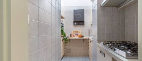 Een koelkast, een oven, een kookplaat, een koffiezetapparaat/waterkoker