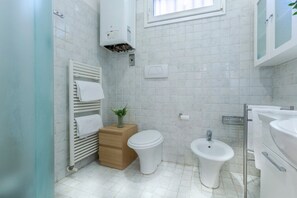 Douche, sèche-cheveux, bidet, serviettes fournies