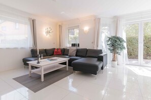 Fernseher, Kamin, Stereoanlage