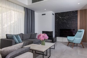 Smart TV - Luxury Villa Maris with infinity pool (Orašac)