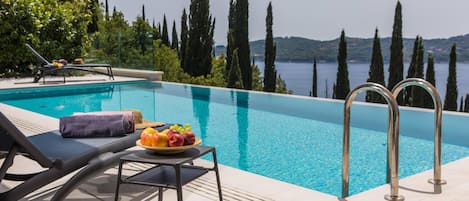 Una piscina al aire libre, una piscina climatizada