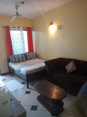 Smart TV - Home Away from Home in this Cosy One Bedroom Apartment (Mombasa)