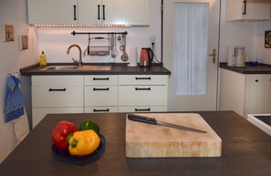 Réfrigérateur, micro-ondes, plaque de cuisson, lave-vaisselle