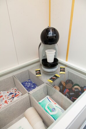 Fridge, coffee/tea maker
