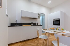 Refrigerador, horno, parrilla de estufa y lavavajillas 