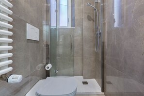 Een douche, een haardroger, een bidet, handdoeken