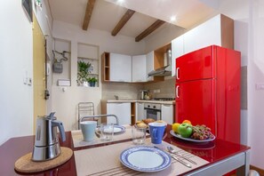 Fridge, oven, stovetop, electric kettle