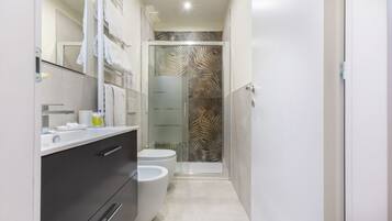 Doccia, asciugacapelli, bidet, asciugamani