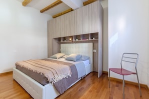 1 bedroom, iron/ironing board, Internet - GuestHost - Apartment located on the second floor of a typical Bolognese building, without lift.In 30 square meters of space it is suitable for 2 guests, with a kitchen, double bedroom and a comfortable closet.In a strategic position, in a few minutes on (Bologna)