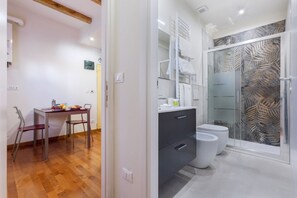 Chuveiro, secador de cabelo, bidê