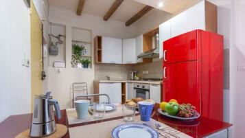 KĂŒhlschrank, Ofen, Herdplatte, Wasserkocher