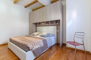 1 bedroom, iron/ironing board, Internet - GuestHost - Apartment located on the second floor of a typical Bolognese building, without lift.In 30 square meters of space it is suitable for 2 guests, with a kitchen, double bedroom and a comfortable closet.In a strategic position, in a few minutes on (Bologna)