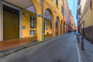 Exterior - GuestHost - Apartment located on the second floor of a typical Bolognese building, without lift.In 30 square meters of space it is suitable for 2 guests, with a kitchen, double bedroom and a comfortable closet.In a strategic position, in a few minutes on (Bologna)