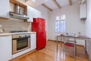 Fridge, oven, stovetop, electric kettle - GuestHost - Apartment located on the second floor of a typical Bolognese building, without lift.In 30 square meters of space it is suitable for 2 guests, with a kitchen, double bedroom and a comfortable closet.In a strategic position, in a few minutes on (Bologna)