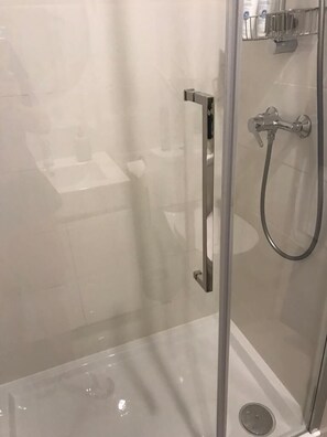 Ducha, secador de pelo, toallas, jabón