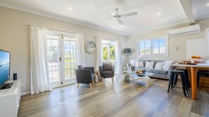 Smart TV - 43 Squire Street, Fingal Bay (Fingal Bay)