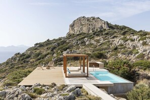 Outdoor pool, an infinity pool, pool loungers
