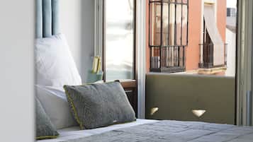 Appartement, 1 slaapkamer | Luxe beddengoed, bedden met traagschuimmatras, een bureau