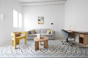 公寓, 2 间卧室 | 起居区 | 43-英寸纯平电视 （配备卫星频道）、电视