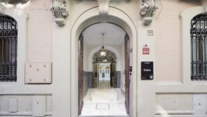 An arched entrance with a tiled floor leading to a hallway. - Numa Seville Solea (Seville)
