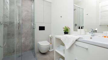 Een douche, shampoo