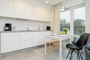 Fridge, microwave, stovetop, dishwasher