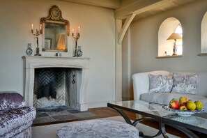 Fernseher, Bücher, Stereoanlage