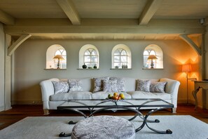 Fernseher, Bücher, Stereoanlage