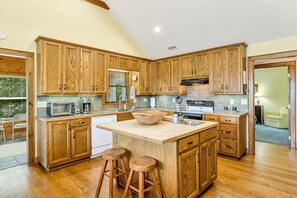 Køleskab, mikrobølgeovn, ovn, kogeplade