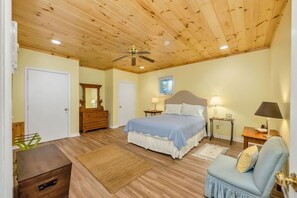 4 habitaciones, tabla de planchar con plancha, wifi y ropa de cama 