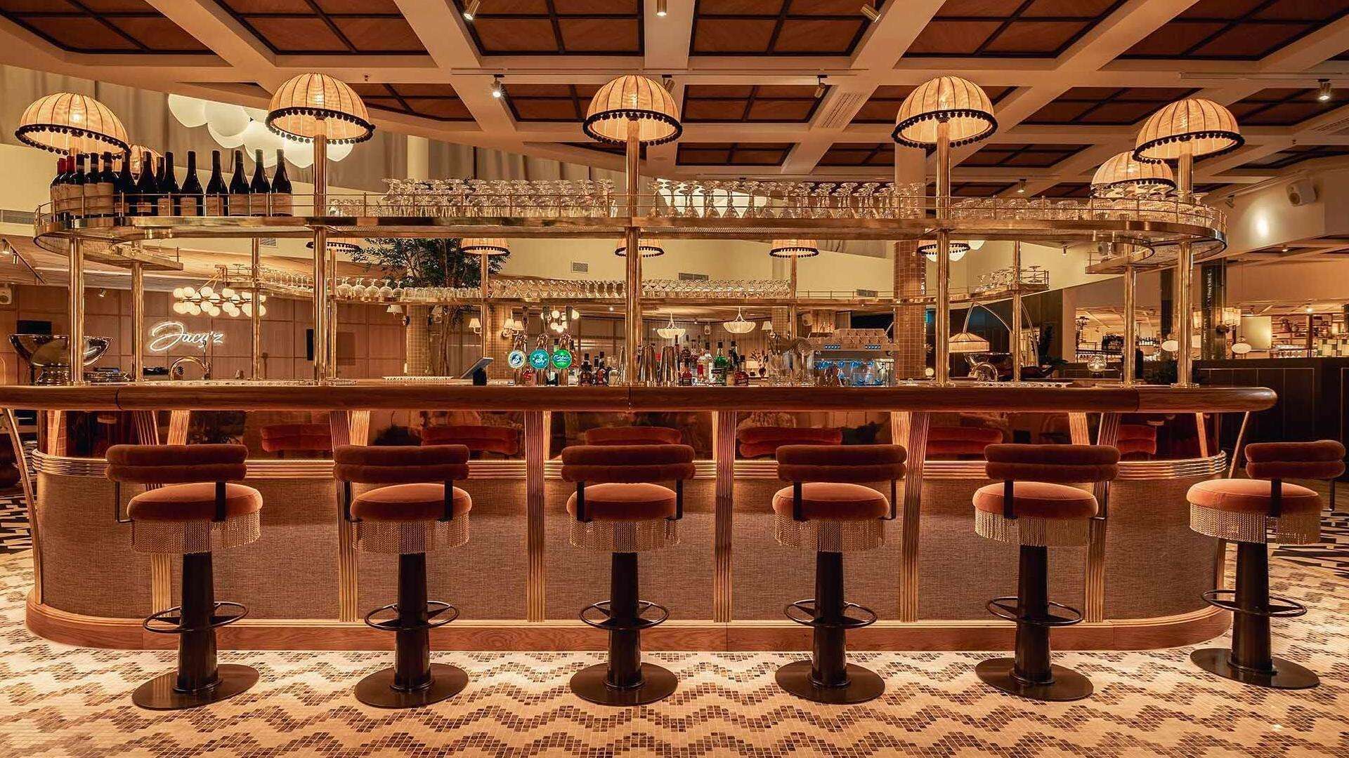 4 bares o lounges 