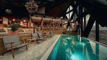 2 binnenzwembaden, een seizoensgebonden buitenzwembad