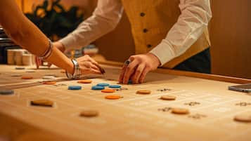 Een dobbelspel tafel met fiches en dobbelstenen, wat een casino sfeer aangeeft.
