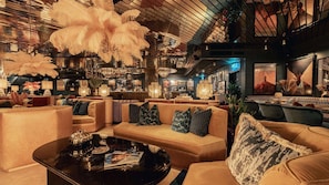 4 Bars/Lounges