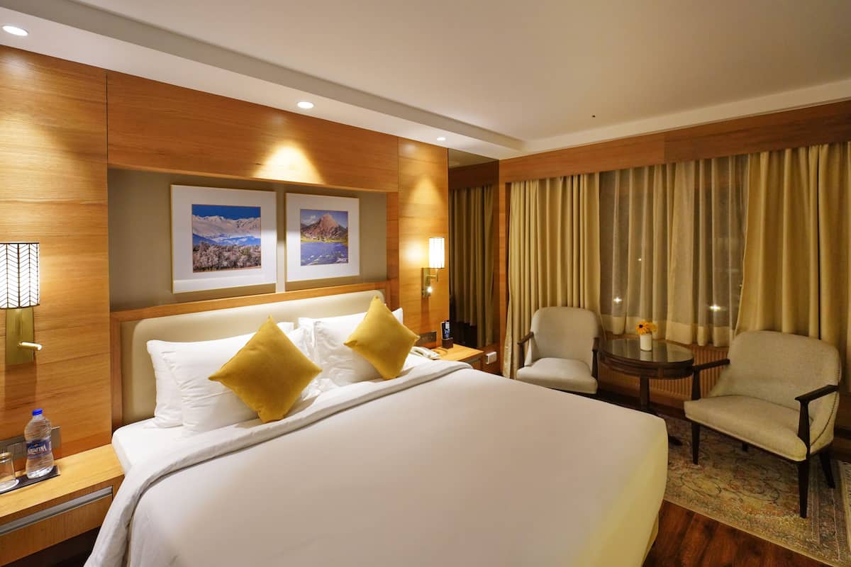 Quarto superior, para não fumantes | Roupas de cama premium, edredons de pluma, camas Select Comfort