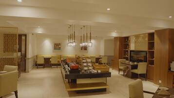 بوفيه فطور يوميًا بتكلفة قدرها (700 INR للشخص)