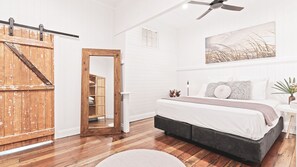 5 bedrooms, iron/ironing board, WiFi, bed sheets