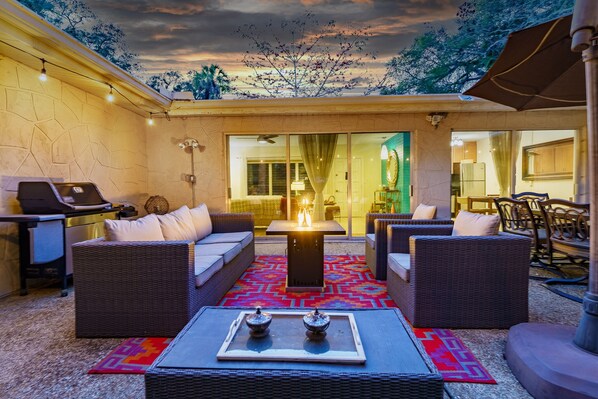 Terrace/patio - Retro-Chic 2BR Bungalow in Sarasota Historic Neighborhood, Firepit, near Bay (Sarasota)